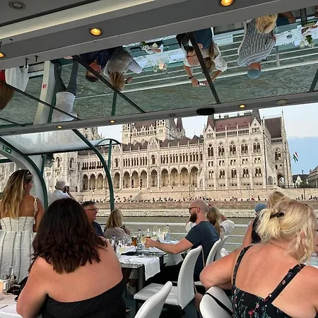 Chain Bridge Lägenhet