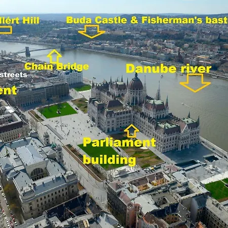 Chain Bridge Apartamento Budapest